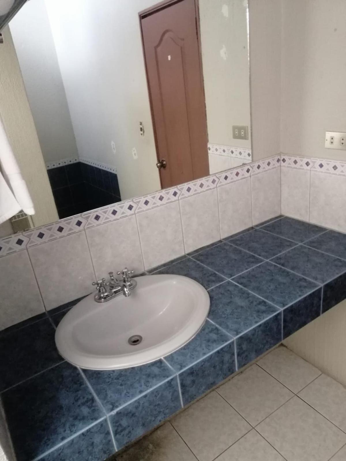 Global Airport Inn Free Shuttle Guatemala City Exteriör bild